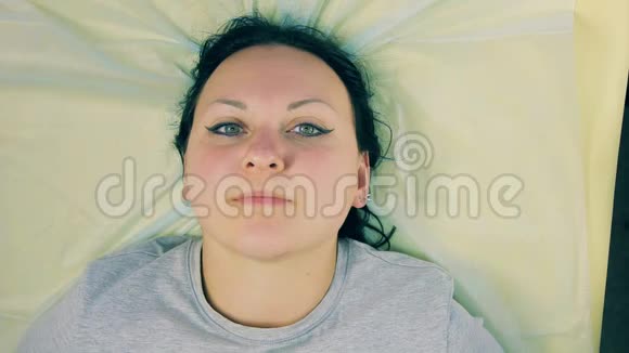躺在化妆沙发上的女人的头视频的预览图