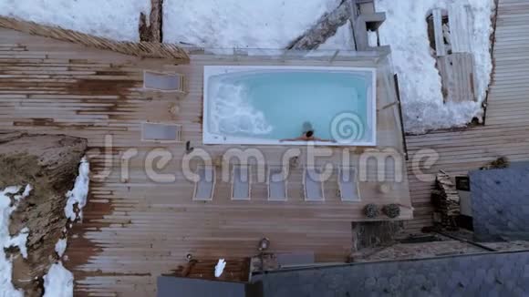 冬季酒店水疗室外泳池Drone拍摄视频的预览图