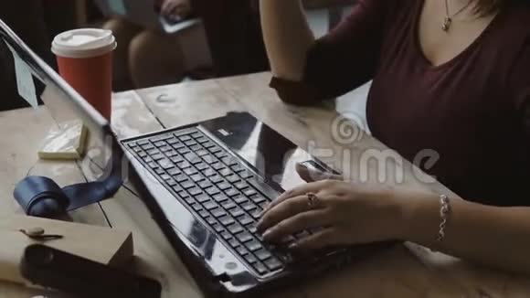 在笔记本电脑工作的年轻非洲设计师妇女的特写镜头女商人用电脑打字视频的预览图
