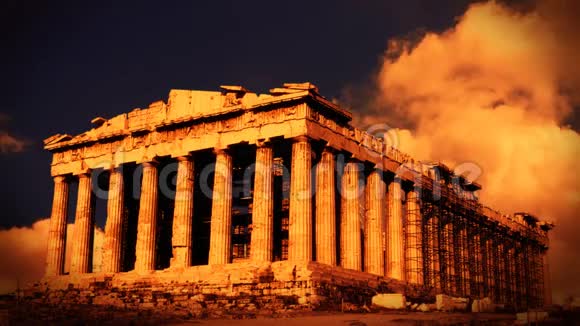 日落时的希腊柱视频的预览图