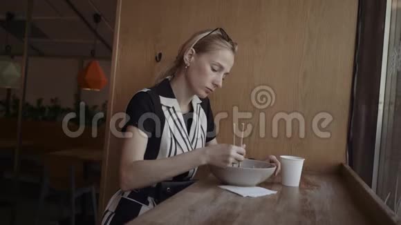 高加索女人在当地一家中国餐馆用筷子吃美味的面条视频的预览图