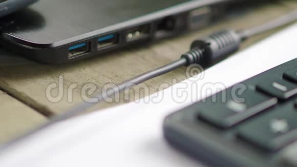 关闭USB闪存驱动器插入到笔记本电脑一侧的端口视频的预览图