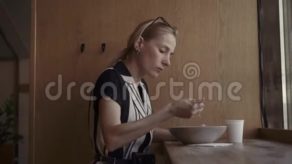 高加索女人在当地一家中国餐馆用筷子吃美味的面条视频的预览图