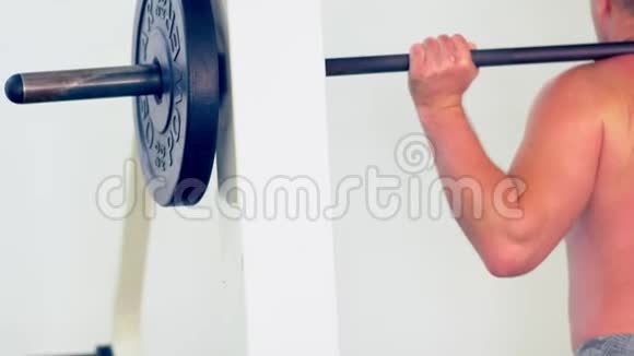 在健身房里用杠铃做举重的男人视频的预览图