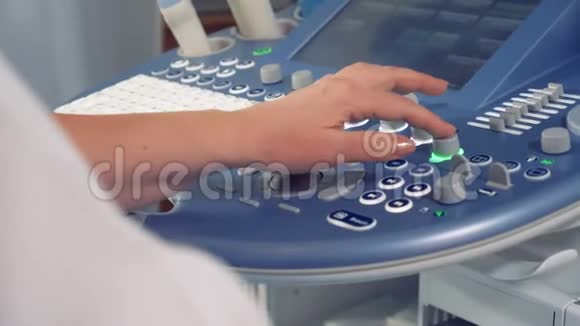 超声控制台由医生手操作视频的预览图