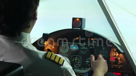 飞机站在跑道上飞行员填写文件并开始飞行视频的预览图