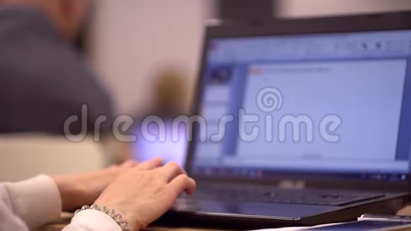 特写女性手在笔记本电脑上输入短信年轻学生坐在研讨会讲座和会议上视频的预览图