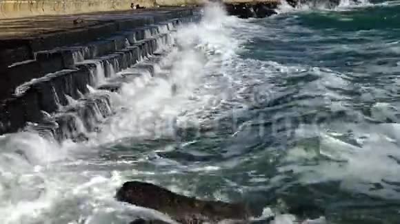 海上风暴巨大的波浪在混凝土海岸保护上破碎敖德萨湾黑海视频的预览图