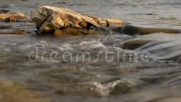 喀尔巴阡山脉中的山河水流沿着岩石近距离流动视频的预览图