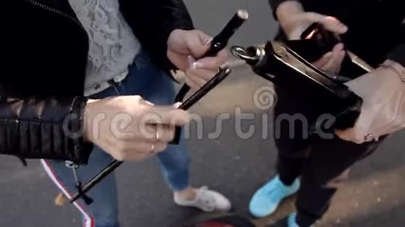 两个女人在路边用千斤顶把车上的轮胎换了一个视频的预览图