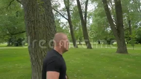 帅哥肌肉男在公园外面跑视频的预览图
