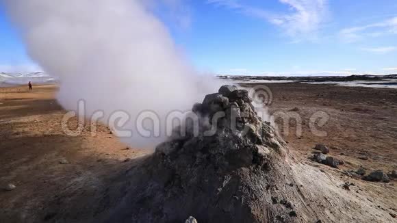 冰岛NamafjallHverir地热区空中景观视频的预览图