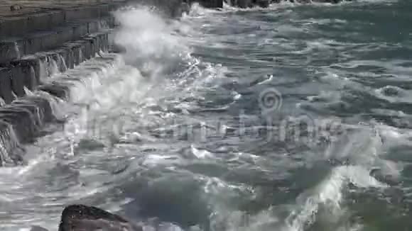 海上风暴巨大的波浪在混凝土海岸保护上破碎视频的预览图