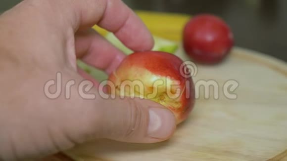 男人切掉四分之一多汁的油桃准备维生素鸡尾酒健康饮食视频的预览图