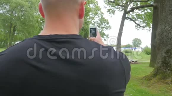 背包客在公园里旅行度假时拍照视频的预览图