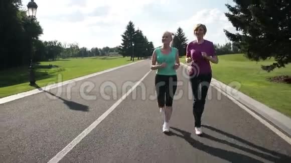 穿着运动装跑跑道的高级女性视频的预览图