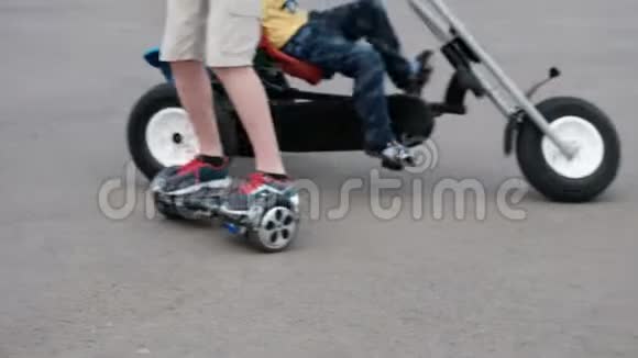 模糊的腿是特写的孩子们骑自行车在人行道上的气垫板上视频的预览图