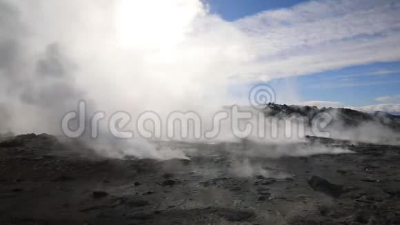冰岛NamafjallHverir地热区空中景观视频的预览图