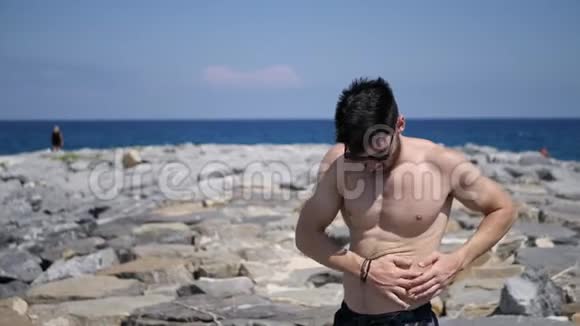 在沙滩上放防晒霜的人视频的预览图