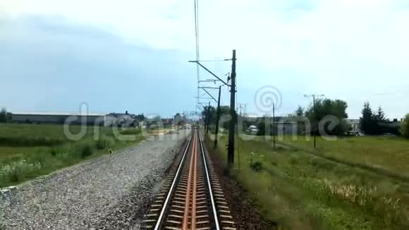 乘火车旅行透过后窗看到铁路视频的预览图