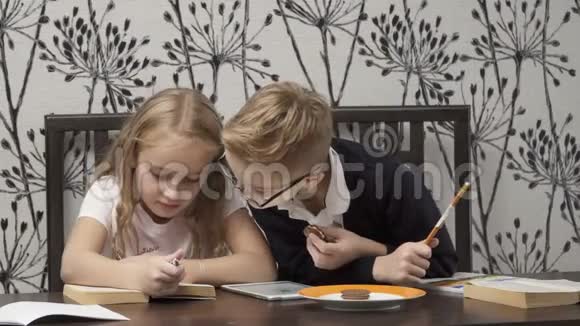 两个孩子在家准备作业视频的预览图