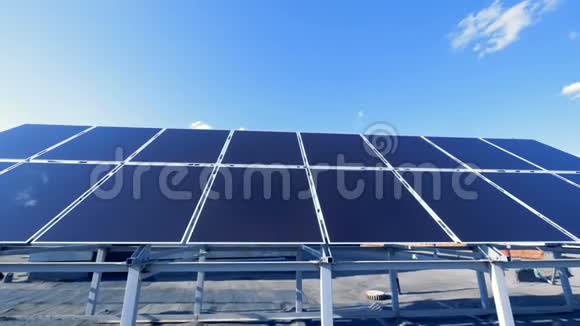 屋顶上有许多太阳能电池板大太阳电池板收集阳光将其转化为能量视频的预览图