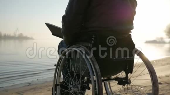 残疾人读圣经信仰上帝信仰未来轮椅人们视频的预览图