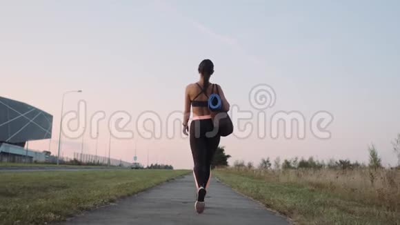 户外运动女孩上跑步机视频的预览图