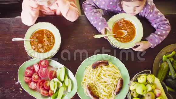 孩子们坐在桌边吃汤视频的预览图