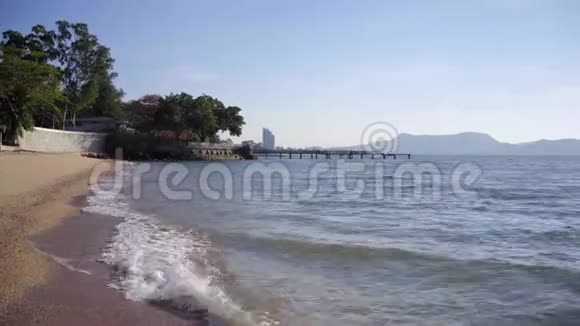 泰国芭堤雅有碧水石头和小船的海滩4K俯视图视频的预览图