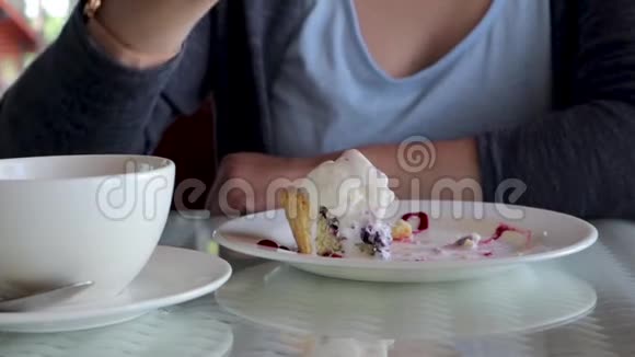 一个女人正在用叉子吃冰淇淋的甜点视频的预览图
