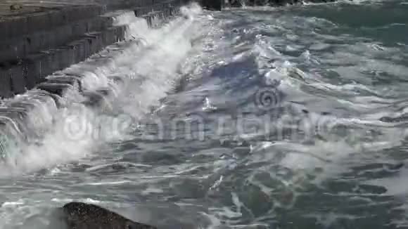 海上风暴巨大的波浪在混凝土海岸保护上破碎敖德萨湾黑海视频的预览图