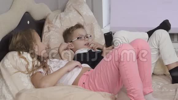 女孩模仿一个成年女人让男孩看电视时感到紧张视频的预览图