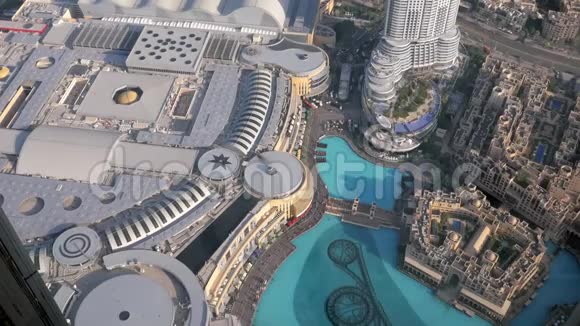 迪拜购物中心入口和BurjKhalifa塔观景台喷泉视频的预览图