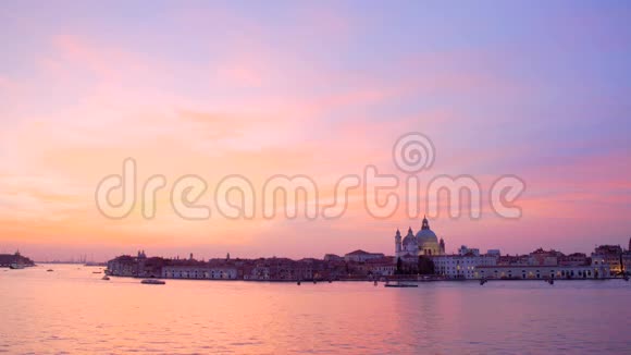 威尼斯日落的大镜头视频的预览图