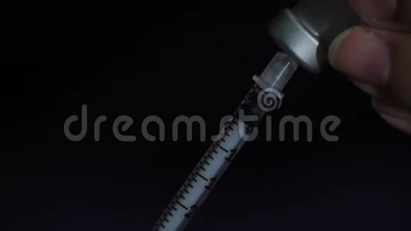 从小瓶中提取胰岛素的针头视频的预览图