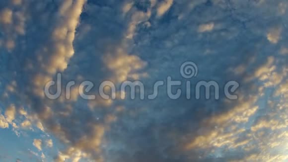 天空中蓝色和橙色的阳光透过云层在天空中生存4K高清视频视频的预览图