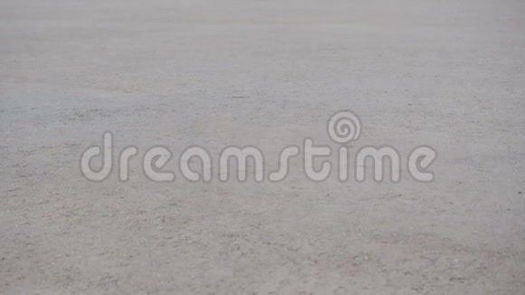 这个少年骑在沥青上的一个自平衡的两轮气垫板上从左上角移动到底部视频的预览图