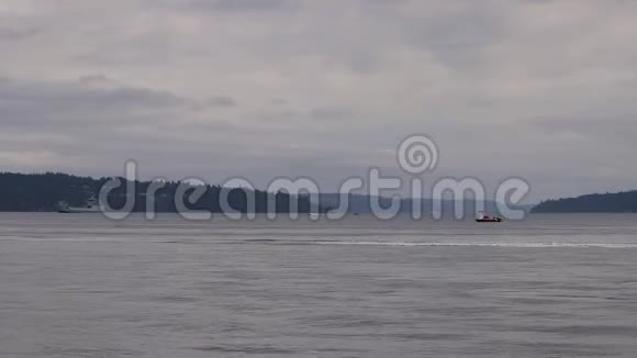 一艘红色小船在普鲁斯海峡视频的预览图
