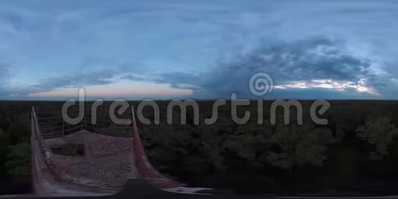 360VR视频的鸟瞰从消防塔日出森林视频的预览图