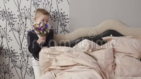男孩把花送给床上的女孩视频的预览图