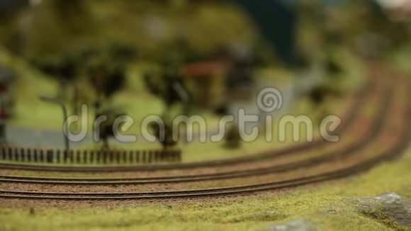 微型模型秤铁路带车列车行驶模糊运动视频的预览图