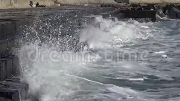 海上风暴巨大的波浪在混凝土海岸保护上破碎视频的预览图