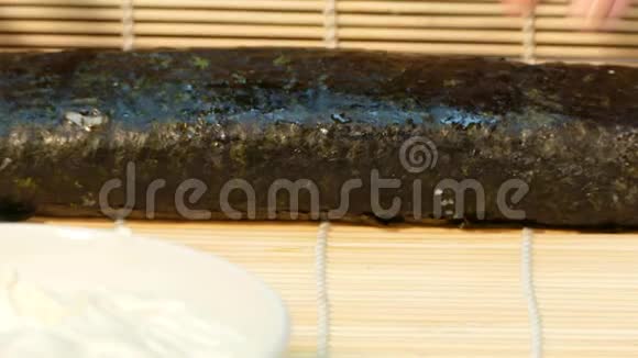 厨师用竹垫卷寿司卷视频的预览图