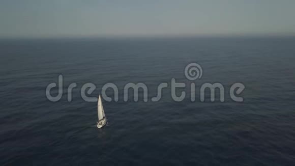 从蓝色海洋航行的无人机孤独游艇上俯瞰美景视频的预览图