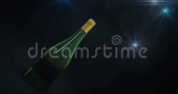 绿色香槟关闭瓶放大黑暗背景与光闪烁视频的预览图