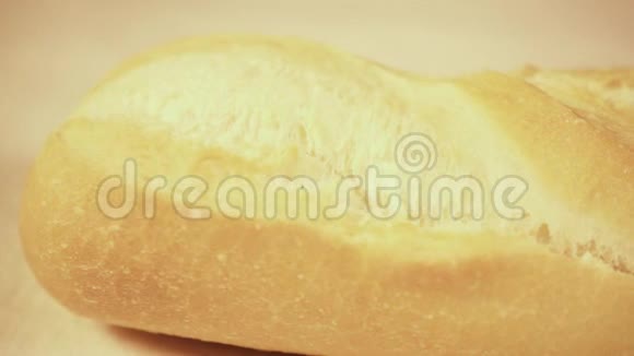 木制桌子上的面包面包面包圈特写视频的预览图