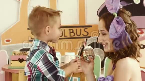 男孩和女孩舔糖果视频的预览图