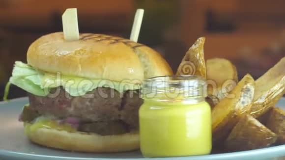 准备一个美味的汉堡包上面有新鲜的生菜西红柿洋葱和脆的培根条视频的预览图