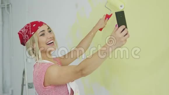 画墙女人自拍视频的预览图